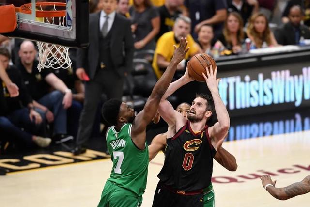 美媒盘点现役NBA十大小前锋，杜兰特居首，詹姆斯名列第四